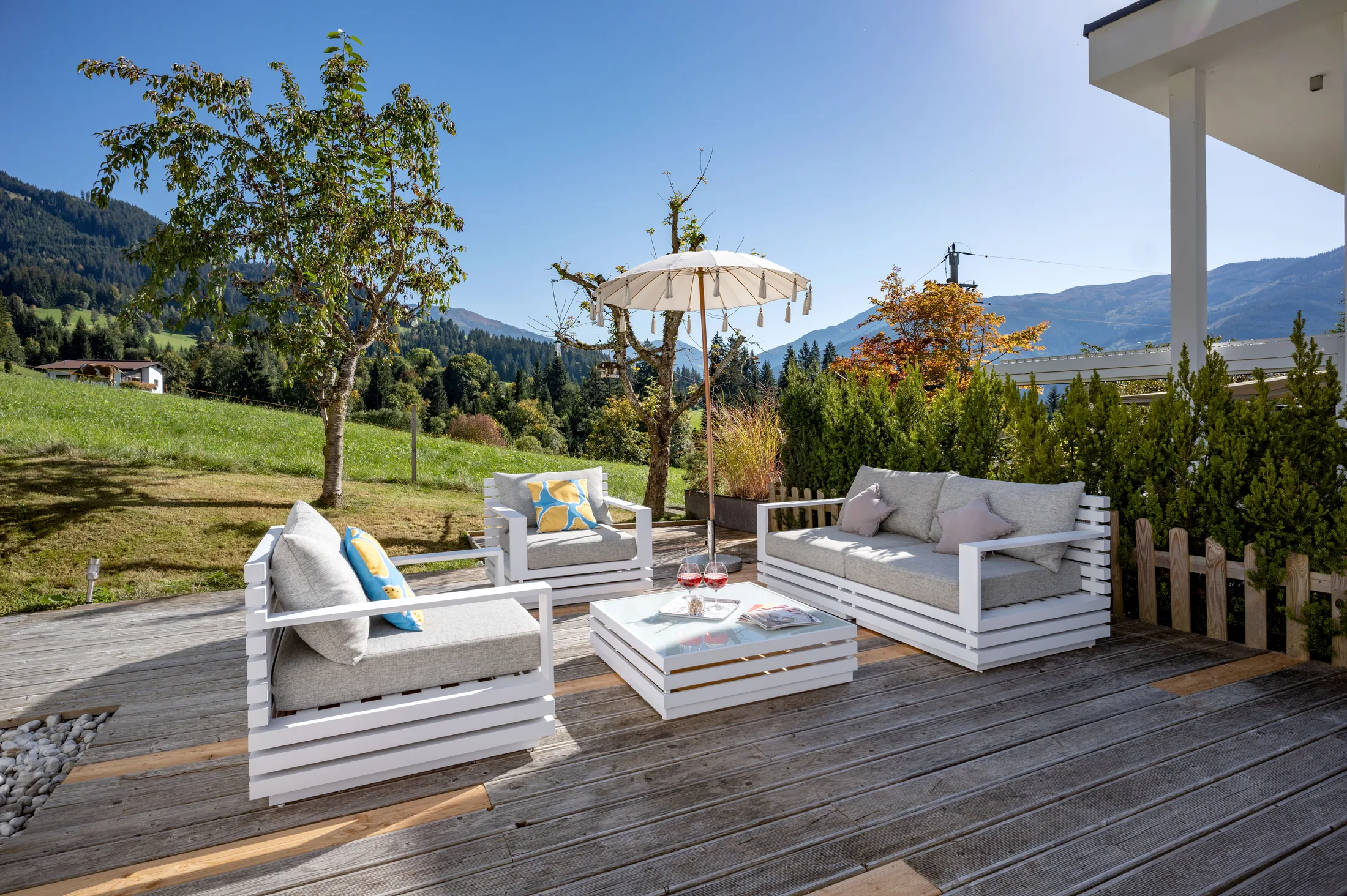 Sonnenterrasse mit Blick in die Kitzbüheler Alpen