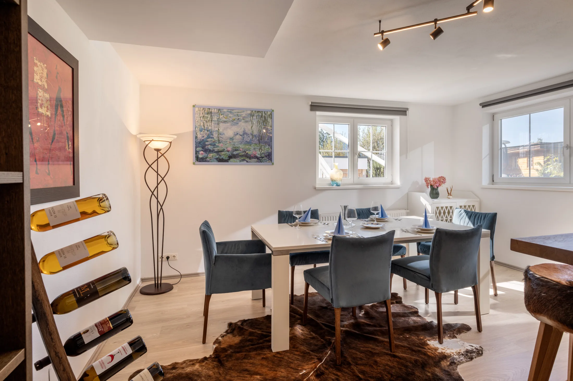 Essbereich im Appartement mit gedecktem Tisch